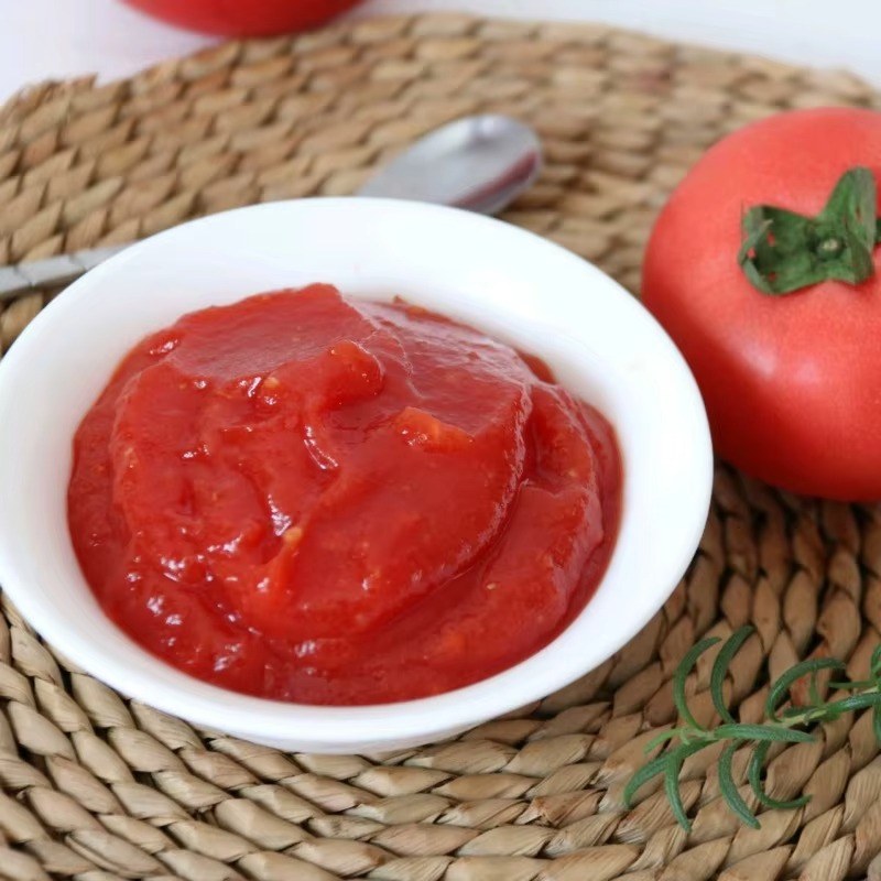 Chunky tomato sauce in white bowl with fresh tomato, GFStarch sauce thickening application solutions